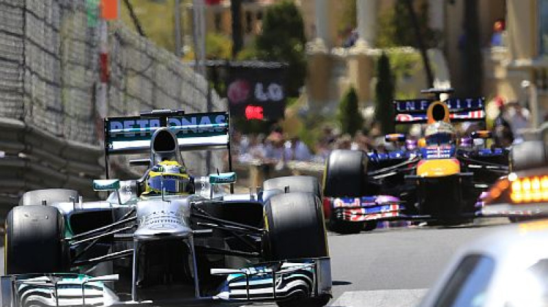Rosbergs un Fetels aiz drošības mašīnas
Foto: AFP/Scanpix