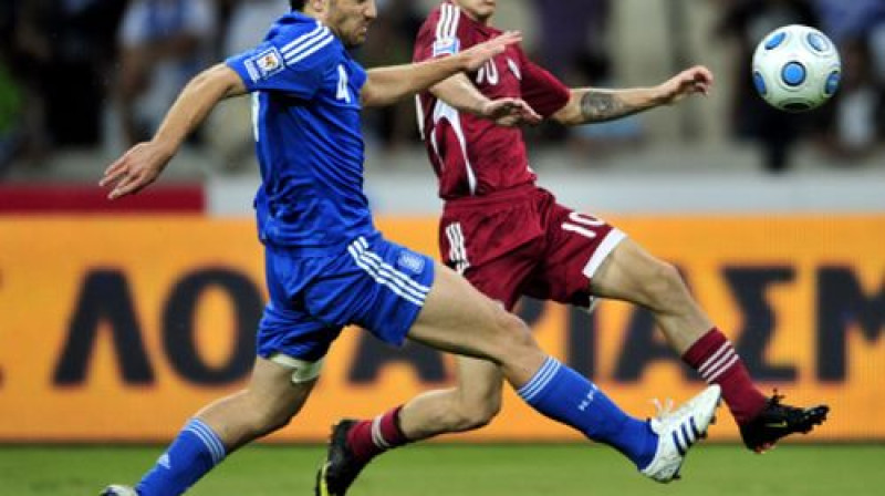 Sokratis Papastatopuloss 2009.gadā pret Latvijas izlases pussargu Andreju Rubinu
Foto: AFP/Scanpix