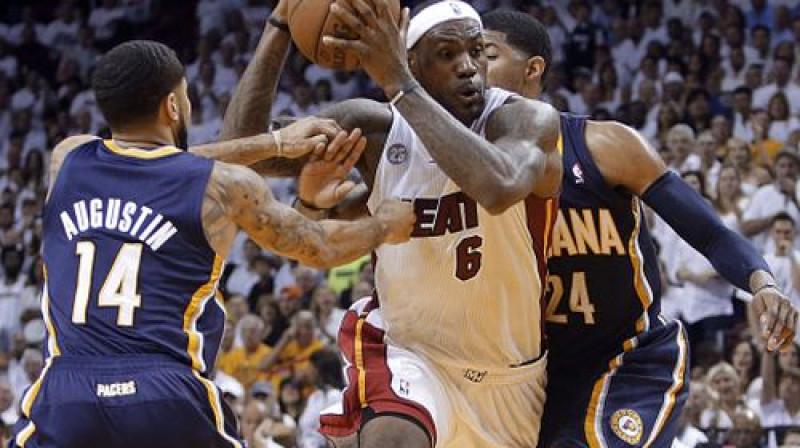 Lebrons Džeimss dodas uzbrukumā "Pacers" grozam
Foto:AP/Scanpix