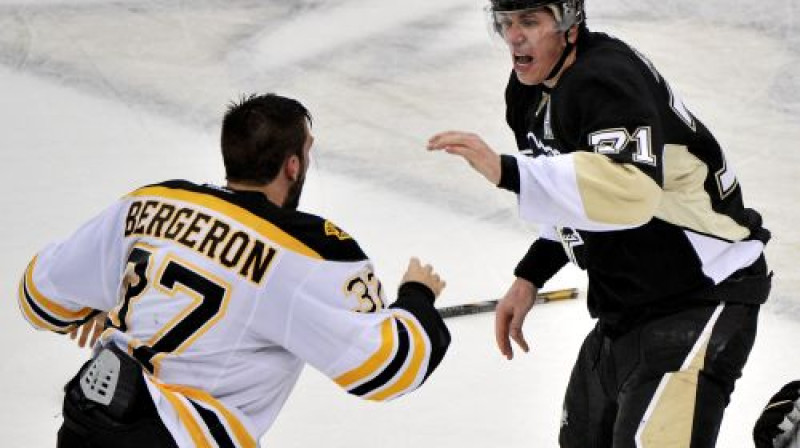 Pēc otrās trešdaļas Jevgeņijs Malkins izkāvās ar Sidnija Krosbija neitralizētāju Patrīsu Beržeronu
Foto: AFP/Scanpix