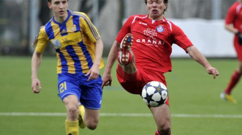 Vladislavs Gabovs (pa labi) cīņā ar vārda brāli Vladislavu Kozlovu
Foto: Romāns Kokšarovs, Sporta Avīze, f64