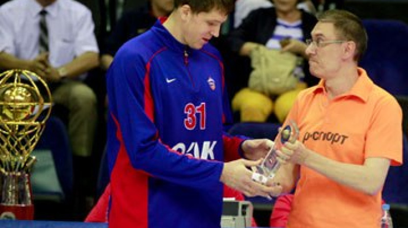 Viktors Hrjapa saņem balvu kā labākais VTB līgas krievu spēlētājs
Foto: vtb-league.com
