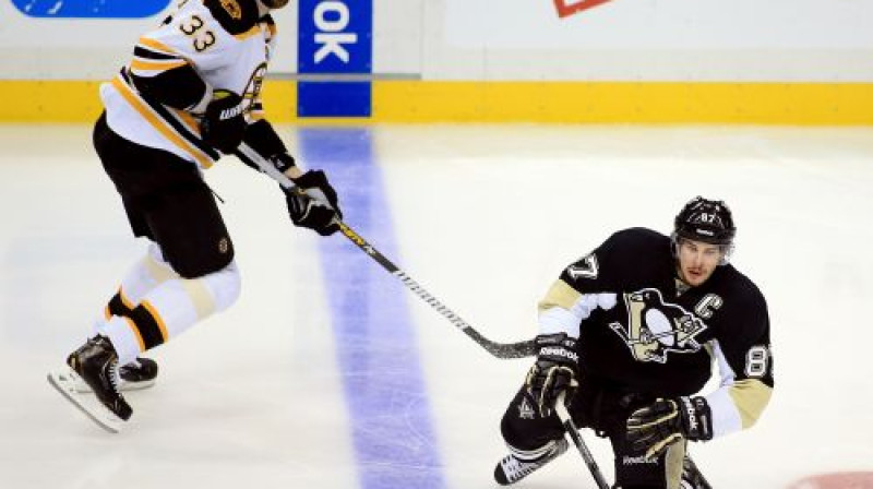 Sidnijs Krosbijs ir uz ceļiem Zdeno Hāras priekšā
Foto: AFP/Scanpix