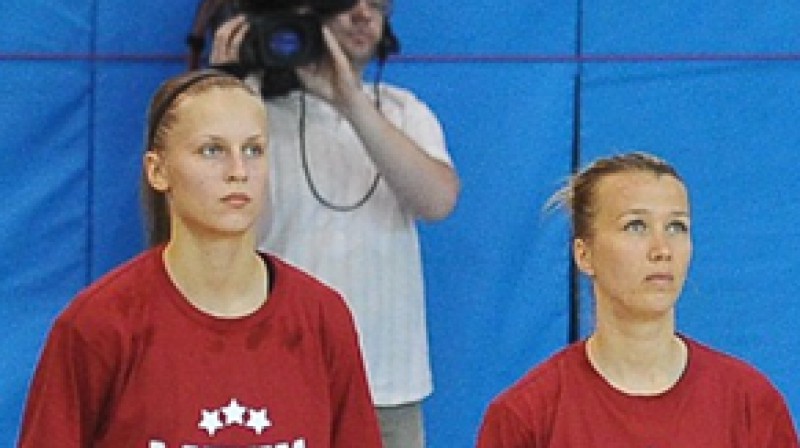 Kitija Laksa un Anda Eibele
Foto: Aivars Liepiņš, basket.lv