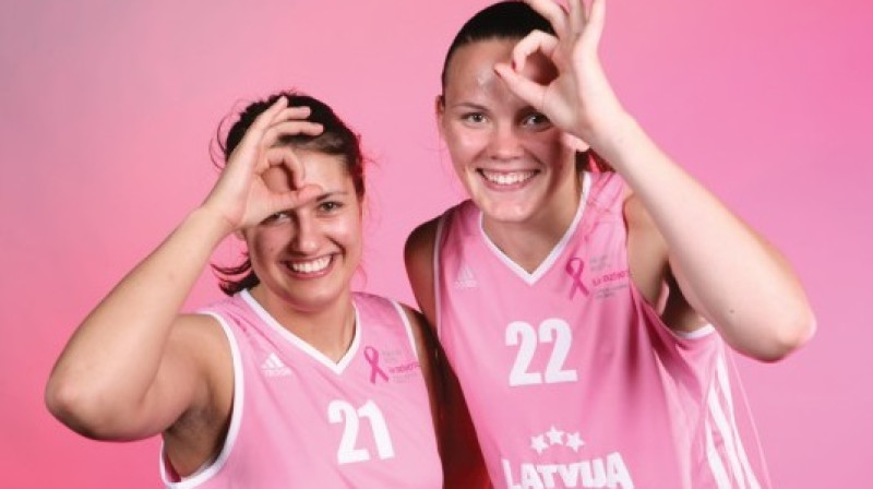 Ieva Krastiņa, Anete Šteinberga un Latvijas valstsvienība: pārbaudes spēļu seriāls pabeigts kaujinieciski labā noskaņojumā.
Foto: www.basket.lv