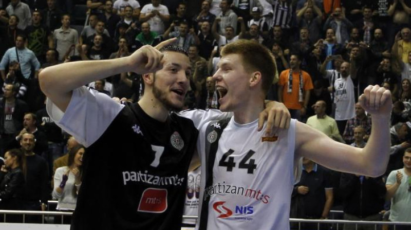 Viens no galvenajiem varoņiem uzvaras kaldināšanā Dāvis Bertāns (pa labi) 
Foto: kkpartizan.rs