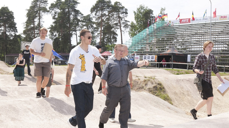 Māris Štrombergs aplūko BMX trasi Mežaparkā 
Foto: PUBLIC ID GROUP