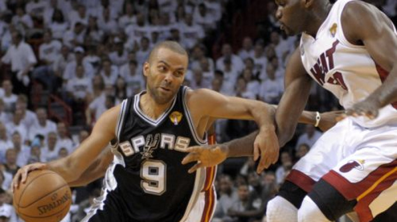 Tonijs Pārkers pret "Heat" centru Džoelu Entoniju
Foto:AFP/Scanpix