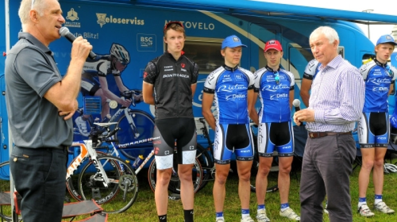 Igo Japiņš klātesošos iepazīstina ar UEC prezidentu Aleksandru Gusjatņikovu
Foto"Romualds Vambuts