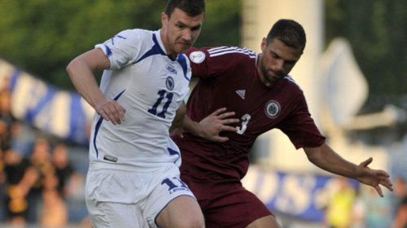 Oskars Kļava pret Edinu Džeko
Foto: Romāns Kokšarovs, Sporta Avīze, f64