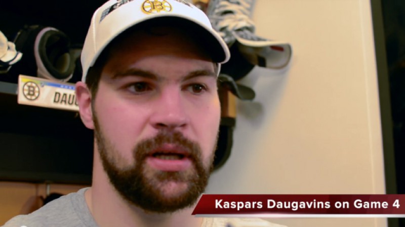 Kaspars Daugaviņš sniedz pēcspēles interviju 
Foto: no bruinsdaily.com video