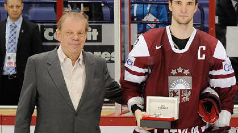 Lauris Dārziņš, saņemot labākā spēlētāja "laurus" pēc spēles pret Slovākijas izlasi 2013. gada 9. maijā. Bija hat-trick. Foto: iihf.com