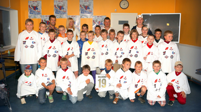 Jaunie censoņi un Latvijas hokeja izlases spēlētāji.
Foto: Mārtiņš Aiše