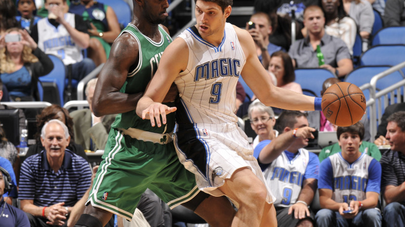 NBA uzlecošā zvaigzne Nikolā Vučevičs - aizvadītajā sezonā 13,1 punkts un 11,9 bumbas zem groziem
Foto: AP/Scanpix
