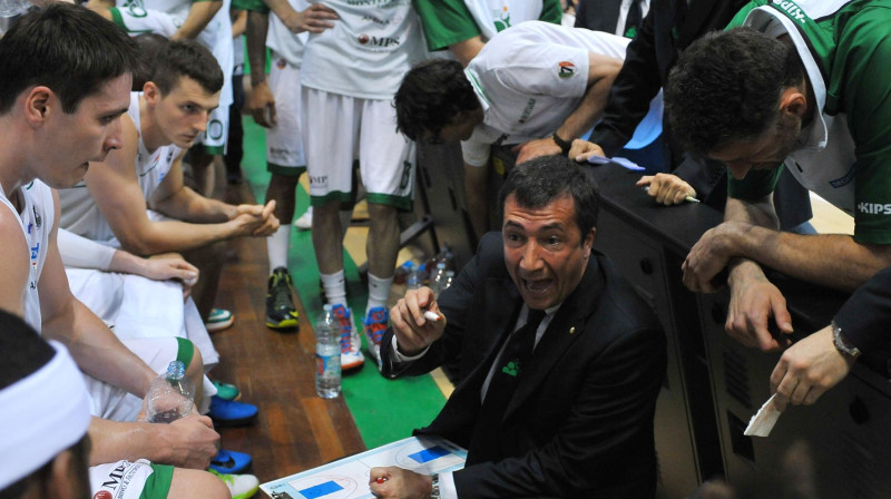 Luka Banki turpmāk dos norādes Milānas "Olimpia" spēlētājiem
Foto: LaPresse/Scanpix