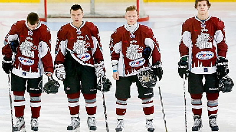HK Rīga pērnās ierindas fragments, vēl ar Juri Upīti. Kurš ieņems viņa vietu? Un kuram nāksies aizstāt attēlā neietverto Kristeru Gudļevski? Foto: HK Rīga oficiālais profils facebook.com