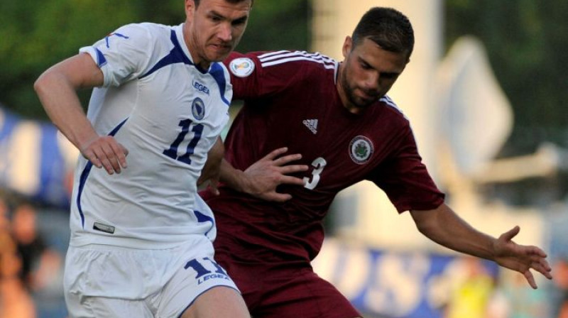 Oskars Kļava (pa labi) divcīņā ar bosnieti Edinu Džeko
Foto: Romāns Kokšarovs, Sporta Avīze, f64