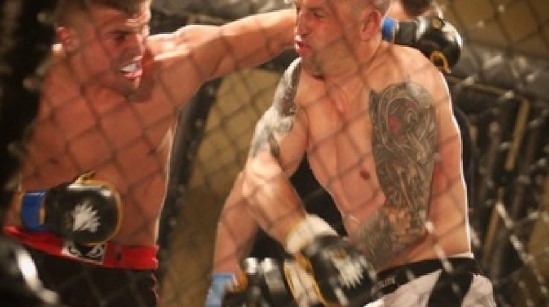 Roberts Šenfelds (no kreisās) cīņā ar Džarelu Manaju
Foto: sherdog.com