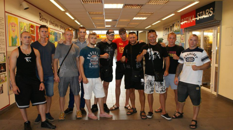 Latvijas MMA cīkstoņu komanda un viņu treneris Andrejs Maslovs un Sergejs Domņins
Foto: rigaprofesionalis.lv