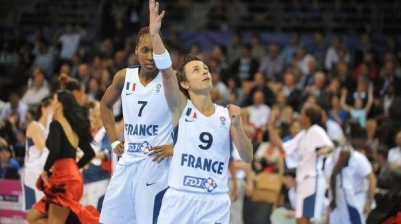 Francijas līdere Selīna Dumerka ceturtdaļfinālā pret Zviedriju skaļi pieteicās Eiropas čempionāta MVP balvai (attēlā 21. jūnija spēle pret Čehiju)
Foto: AFP/Scanpix