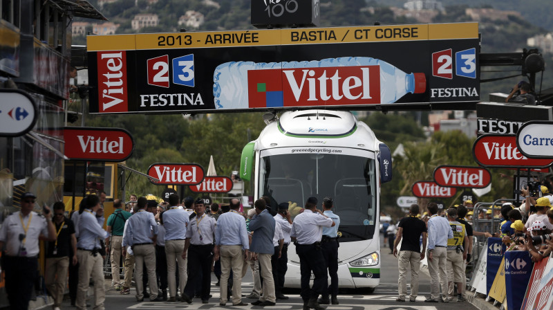Autobusa problēmas bija par iemeslu arī kritieniem riteņbraucēju vadošajā grupā
Foto: AFP/Scanpix