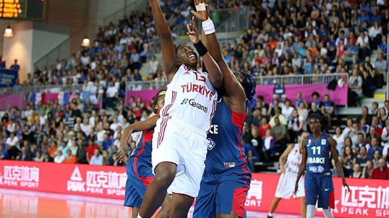 Turcijai bronzas medaļas palīdzēja izcīnīt bijusī "TTT Rīga" centra spēlētāja Kvanitra Hollingsvorta
Foto: www.fibaeurope.com