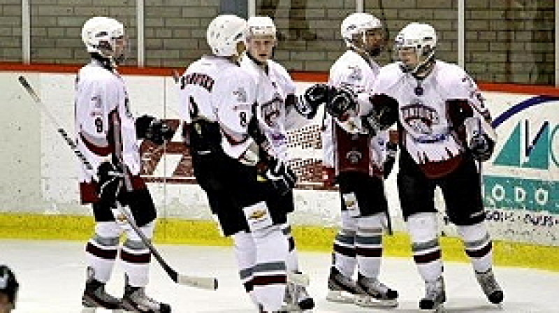 Juniors komandas puiši vēl 2011./2012. g. sezonā, vēl ar veco logo. Foto: lhf.lv