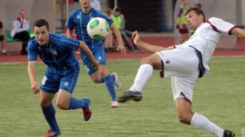 "Jelgava" Andreju Kovaļovu (pa kreisi) nespēja apstādināt
Foto: Ivars Veiliņš (jelgavasvestnesis.lv)