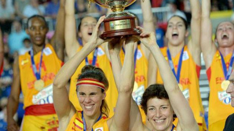 Amaija Valdemoro un Elisa Agilara ar Eiropas Čempionu kausu
Foto: www.feb.es