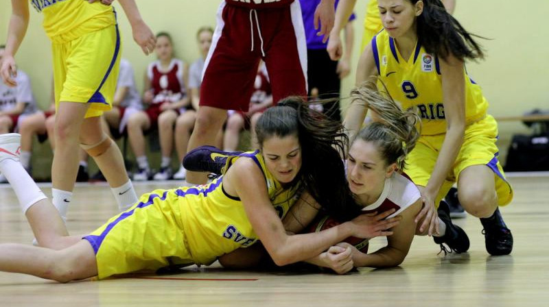 Laura Grabe un U16 meiteņu izlase: ar ziemā Baltijas jūras kausa izcīņā Tallinā iepazīto Zviedrijas kadetu izlasi būs darīšana arī Eiropas čempionātā Varnā.
Foto: basket.ee