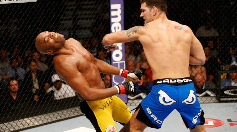 Andersons Silva (dzeltenie šorti) uzķeras uz Krisa Veidmana sitiena
Foto: ufc.com