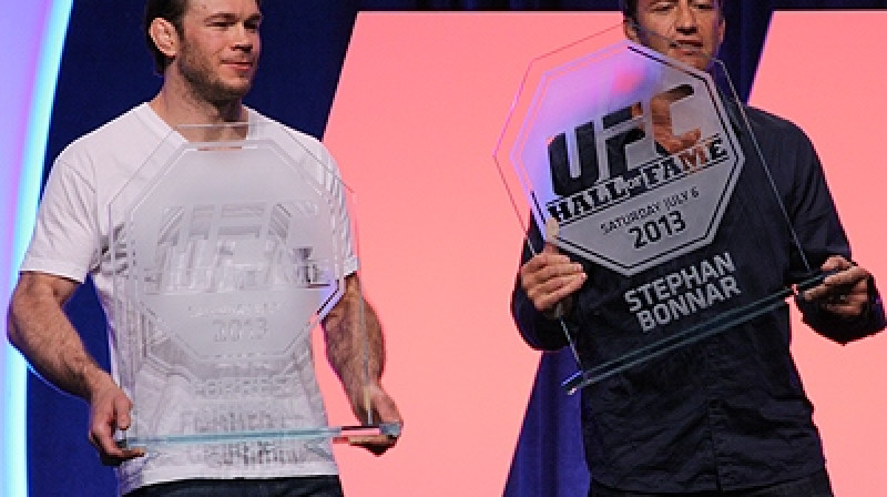Forests Grifins (no kreisās) un Stefans Bonars UFC slavas zāles uzņemšanas brīdī
Foto: mmajunkie.com