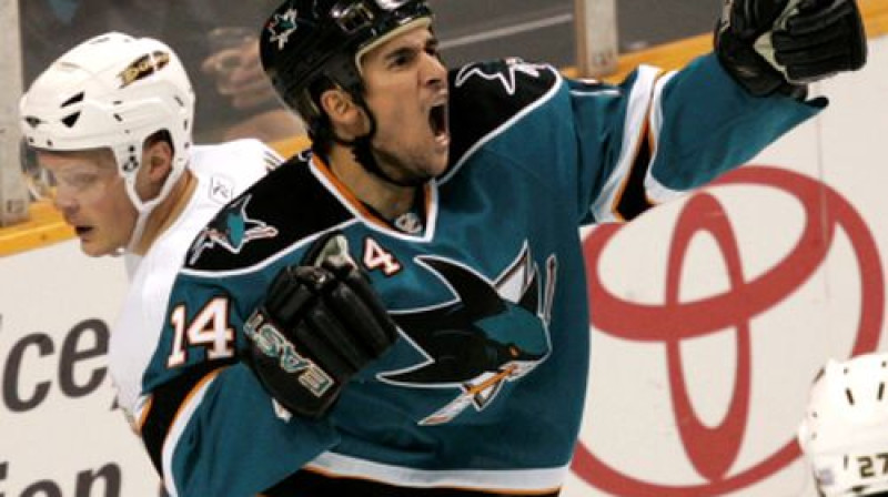 Džonatans Čīčū vēl Sanhosē "Sharks" kreklā
Foto: AP/Scanpix