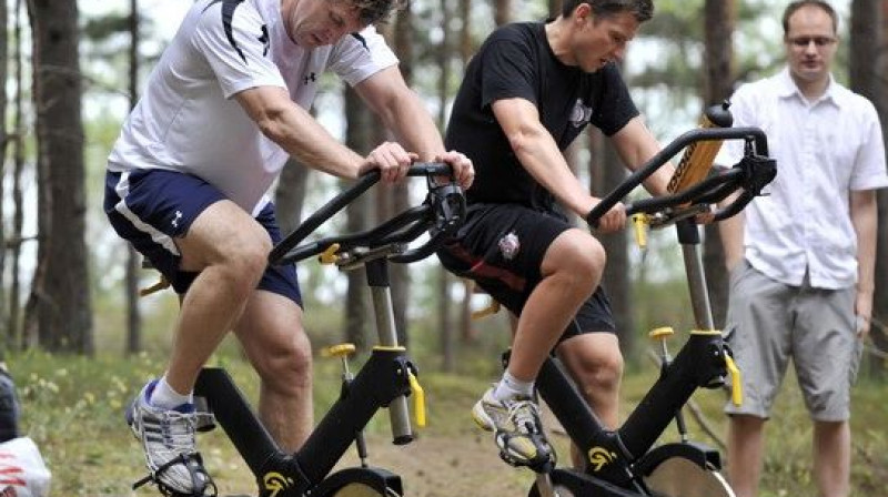 Sandis Ozoliņš un Rodrigo Laviņš
Foto: Romāns Kokšarovs, Sporta Avīze, f64