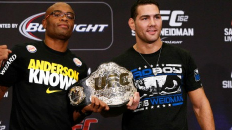 Andresons Silva (no kriesās) un Kriss Veidmans turot rokās UFC vidējā svara čempiona jostu
Foto: sherdog.com