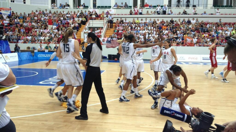 Amerikānietes līksmo par uzvaru Kazaņā
Foto: USA Basketball