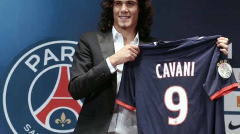 Edinsona Kavani transfērs pēc Krištianu Ronaldu (94 miljoni), Zinedina Zidāna (74), Zlatana Ibrahimoviča (69) un Kakā (65) kļuva par piekto dārgāko futbola vēsturē 
Foto: AFP/Scanpix