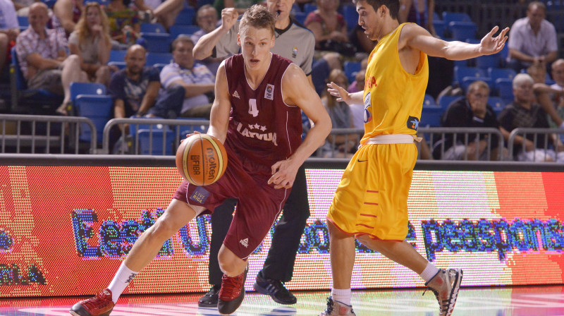 Kapteiņi Kaspars Vecvagars un Haime Fernandess šovakar vedīs kaujā savas komandas
Foto: FIBA Europe
