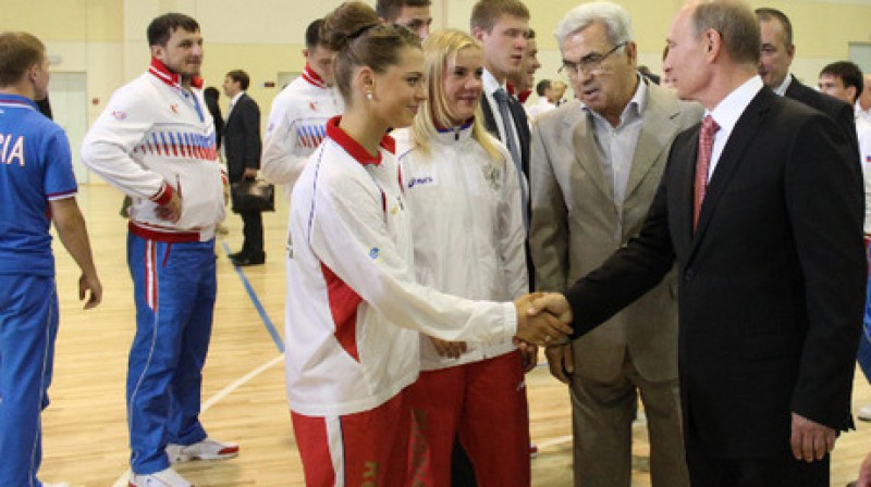 Vladimirs Putins (170 cm) sniedz roku cīkstonēm
Foto: wrestrus.ru