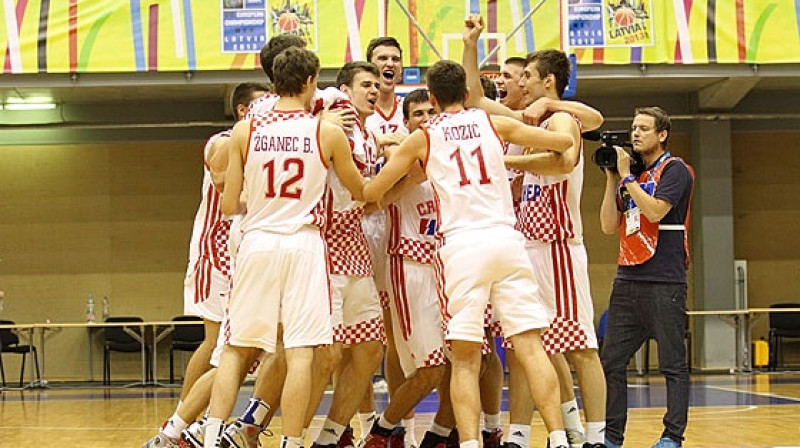 Horvātijas U18 izlase pēdējā brīdī iekļuva ceturtdaļfinālā, kur no tālākas cīņas par medaļām izsita E grupas uzvarētāju Krieviju
Foto: Mārtiņš Sīlis, www.fibaeurope.com