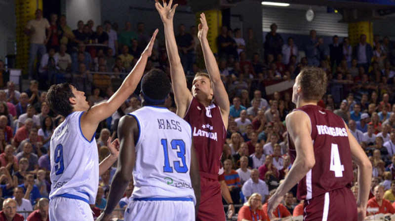 Pēteris Rēķis uzbrūk Itālijas izlases grozam, Foto: Fibaeurope.com