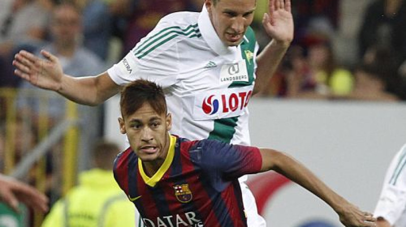 "Lechia" aizsargs Maciejs Kostževa divcīņā ar Neimāru
Foto:AP/Scanpix