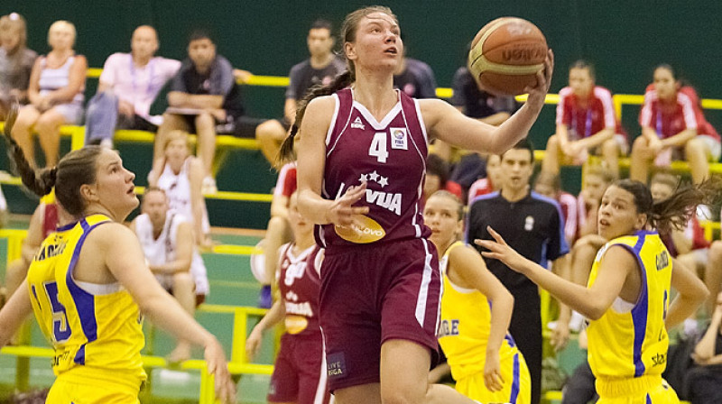 Latvijas U16 izlases kapteine Paula Strautmane: 16 punkti, 14 atlēkušās bumbas un 8 piespēles uzvarā pār Turciju
Foto: www.fibaeurope.com