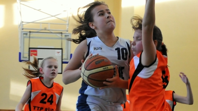 Latvijas Jaunatnes basketbola līga: jauna sezona, jaunas emocijas.
Foto: Romualds Vambuts