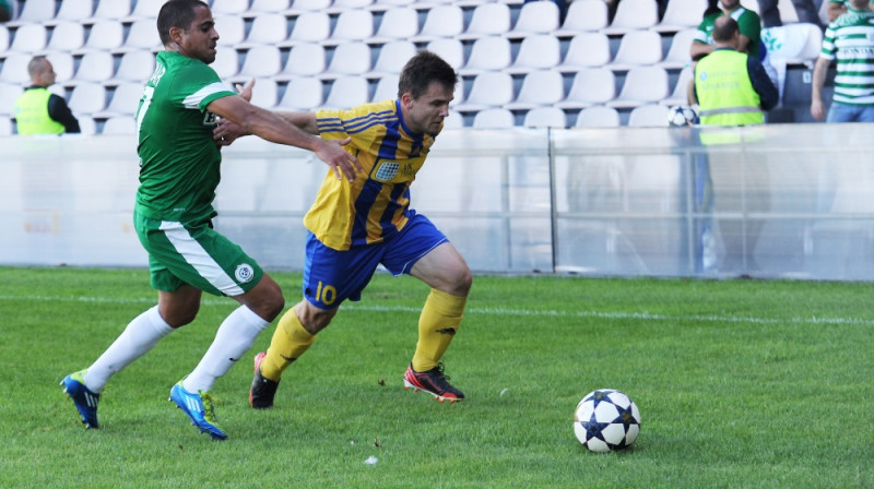 Juris Žigajevs cīņā par bumbu.
Foto: apollo.lv