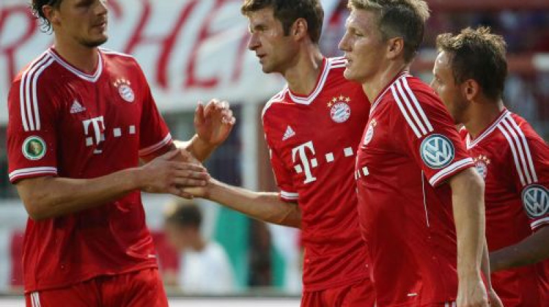 "Hat-trick" autors Tomass Millers (centrā)
Foto: AFP/Scanpix