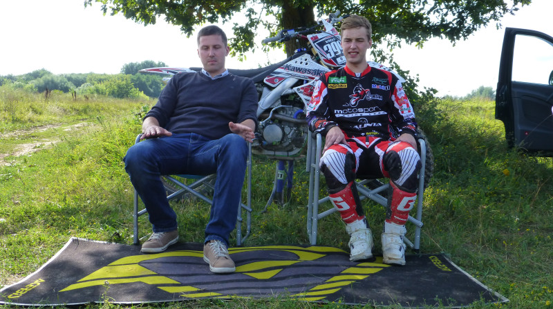 Auto rallists Mārtiņš Svilis pa kreisi un motokrosists Andis Valts pa labi