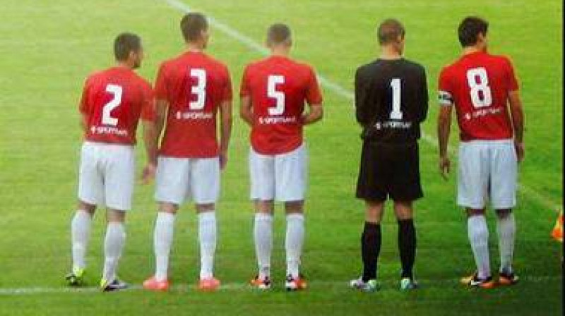 "Spartaka" futbolisti - labajā pusē vārtsargs Roberts Ozols (#1) un Jevgeņijs Kazačoks (#8)