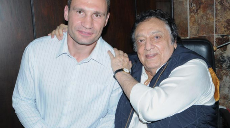 Vitālijs Kļičko un WBC prezidents Hosē Suleimans
Foto: fightnews.com