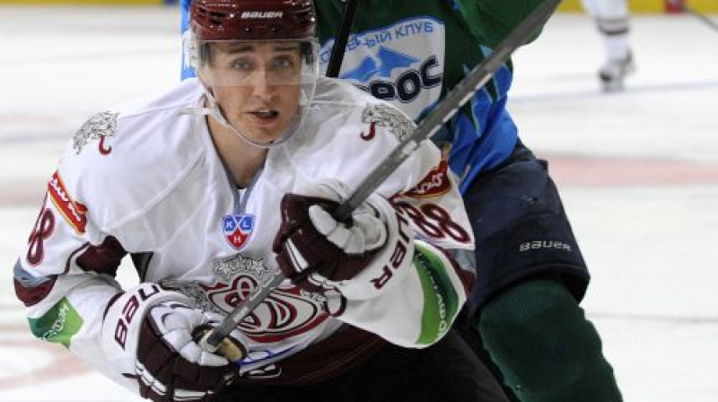 Artūrs Kuzmenkovs ir viens no sestās KHL sezonas labākajiem debitantiem. 
Foto: Romāns Kokšarovs, Sporta Avīze, f64